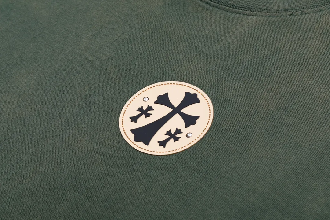 P220 CHROME HEARTS LoGo is fashionable and elegant, with dropped shoulders. The fabric is made of 26s double-yarn combed cotton compact spinning yarn with a weight of 280. It is matched with 1*1 Salona rib. The fabric is fermented and has a loose fit. Color: dark green (washed with holes) size: S～XXL